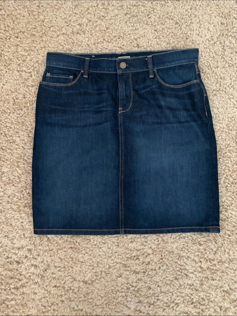 BANANA REPUBLIC. Denim Skirt 2 front & 2 back pockets.Knee length.Sz 29